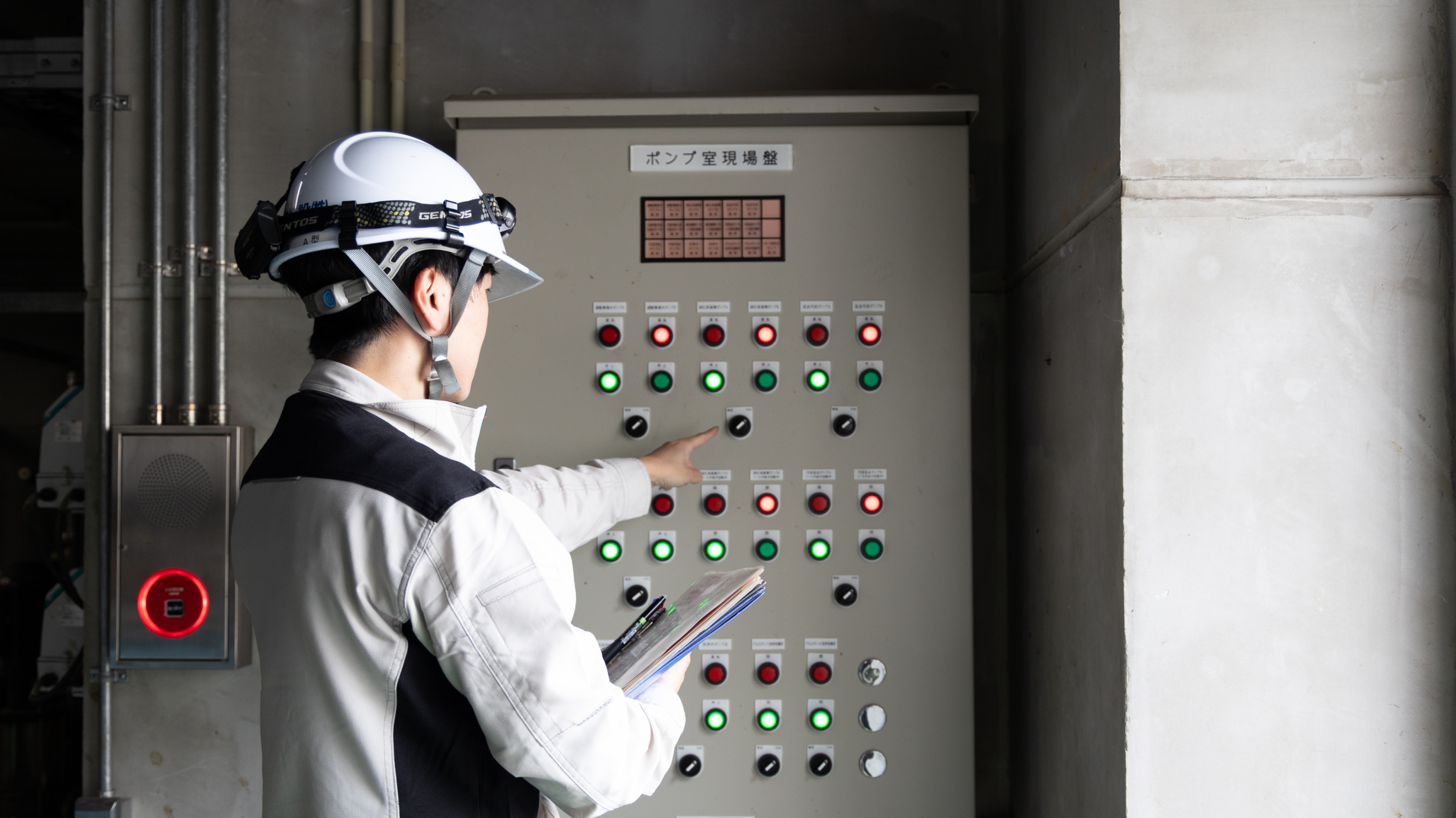 分電盤の前で作業する男性