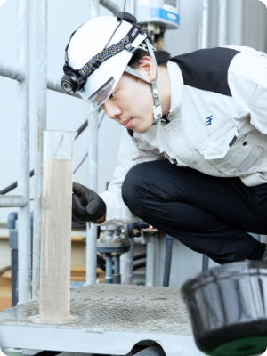 空港で作業をしている様子