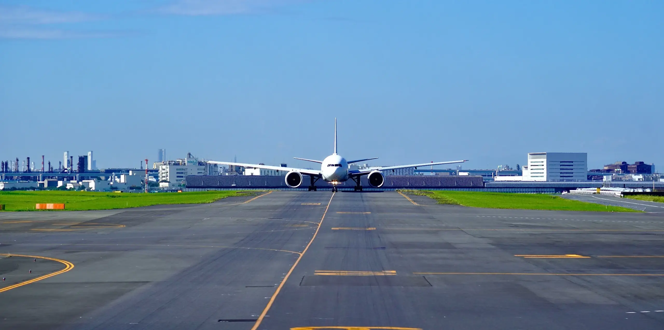 滑走路を走る飛行機