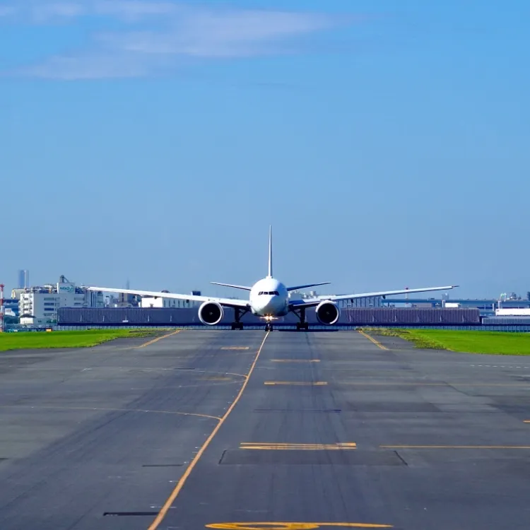 滑走路を走る飛行機