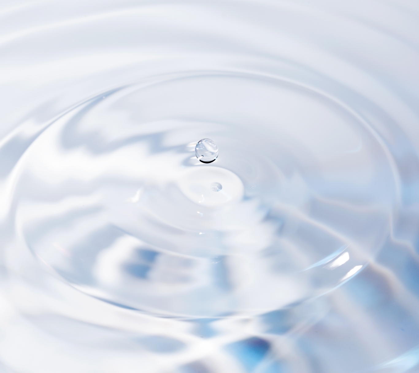 水面の波紋が広がっている様子