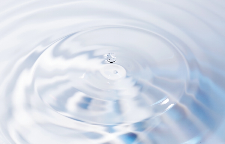 水面の波紋が広がっている様子