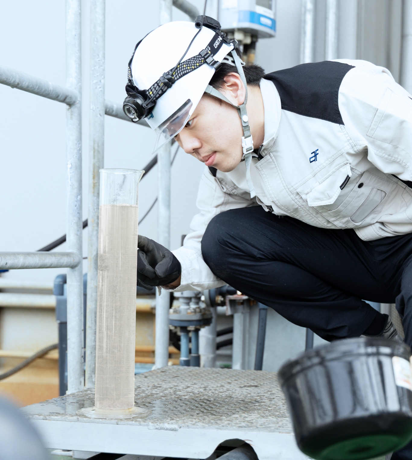 作業している男性