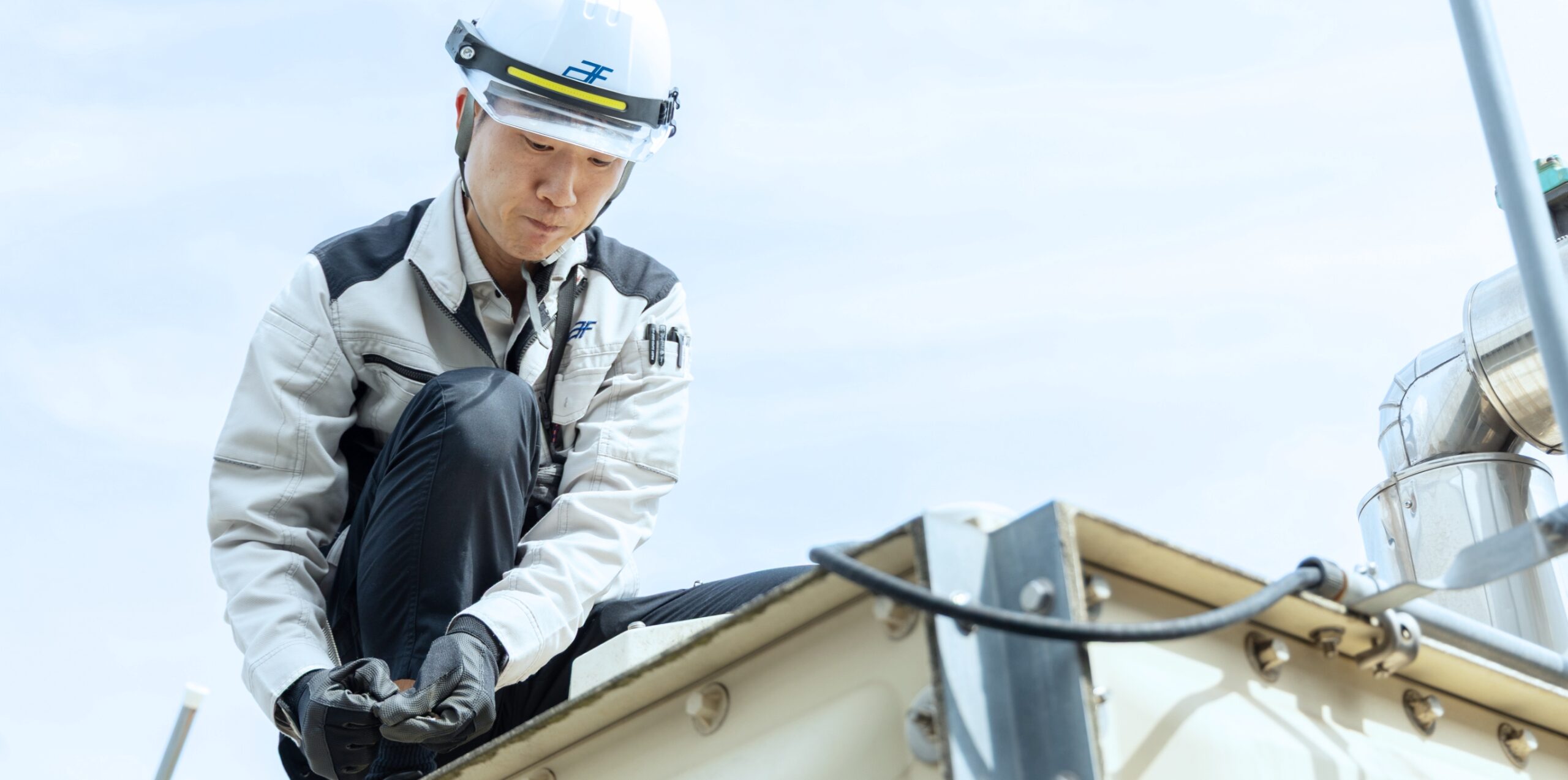 受水槽の上で作業している男性